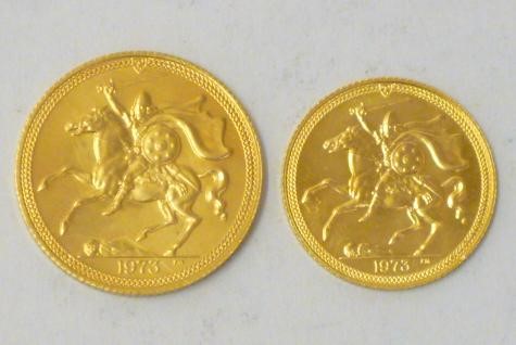 AN ELIZABETH II ISLE OF MAN GOLD SOVEREIGN and half sovereign Image