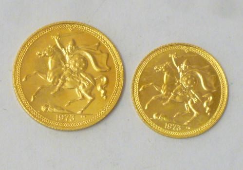 AN ELIZABETH II ISLE OF MAN GOLD SOVEREIGN and half sovereign Image