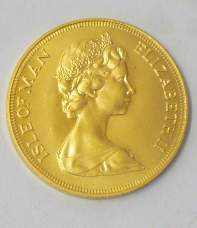 AN ELIZABETH II ISLE OF MAN GOLD £5 Image