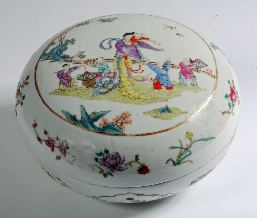 A CHINESE PORCELAIN LARGE BOX AND COVER Image