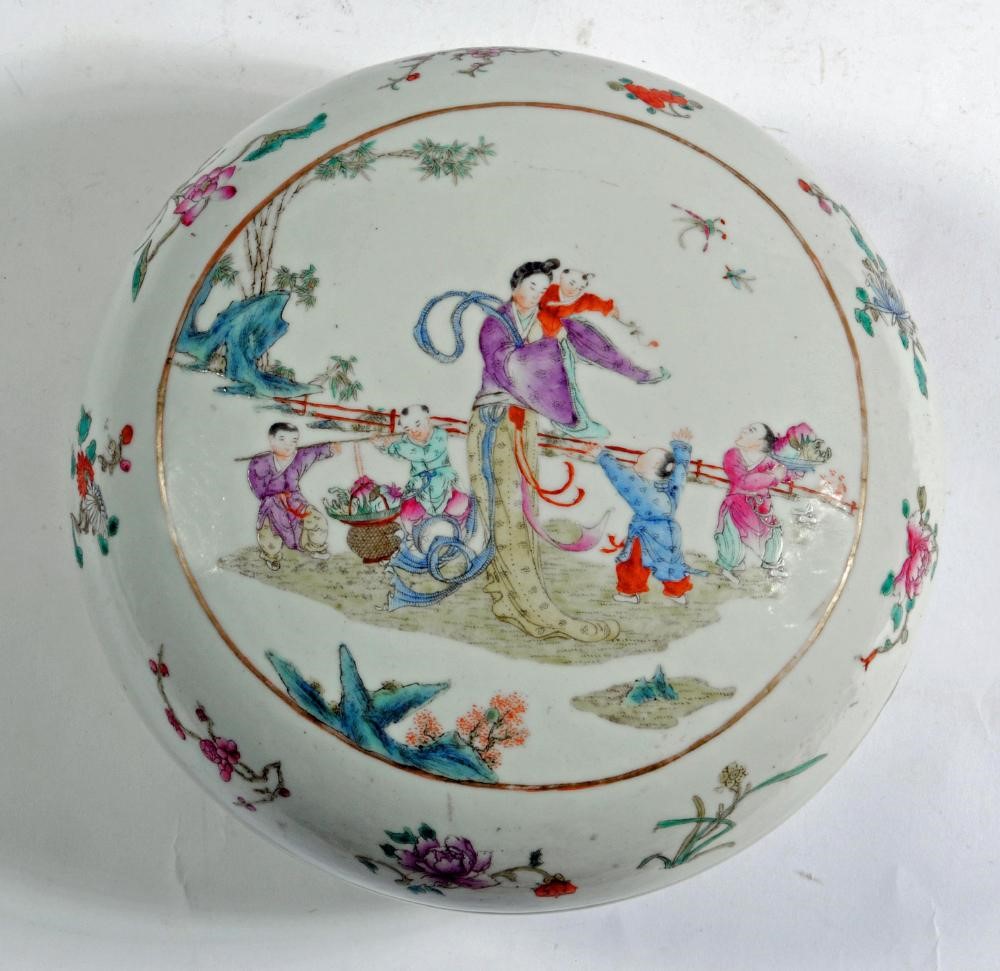 A CHINESE PORCELAIN LARGE BOX AND COVER Image
