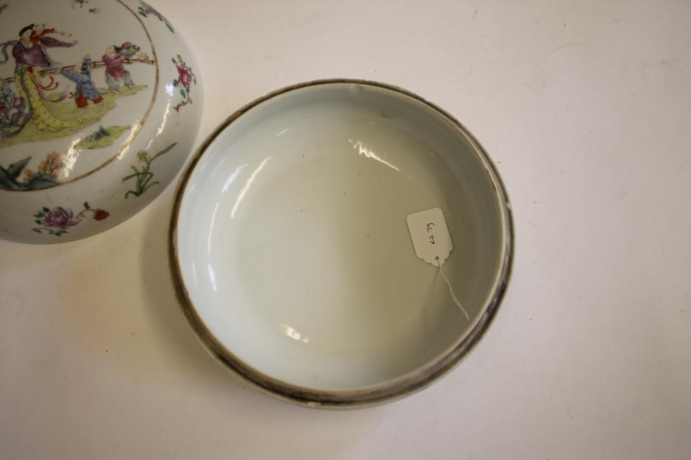 A CHINESE PORCELAIN LARGE BOX AND COVER Image