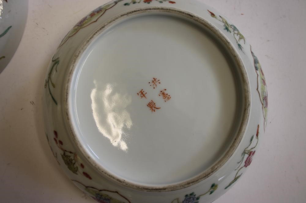 A CHINESE PORCELAIN LARGE BOX AND COVER Image