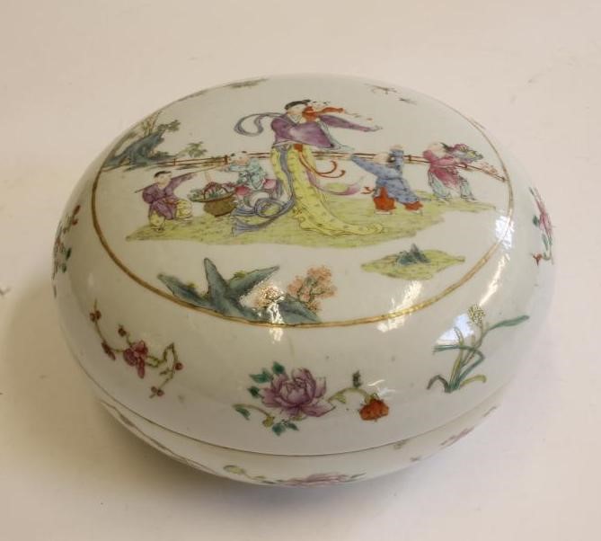 A CHINESE PORCELAIN LARGE BOX AND COVER Image