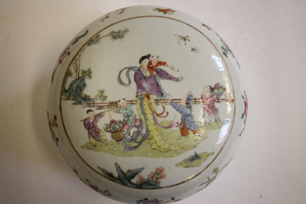 A CHINESE PORCELAIN LARGE BOX AND COVER Image