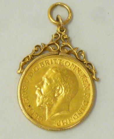A GEORGE V GOLD SOVEREIGN Image