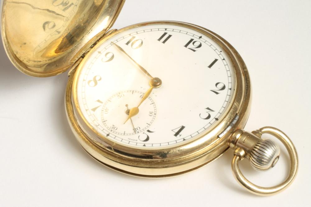 A 9CT GOLD TOP WIND HUNTER POCKET WATCH Image
