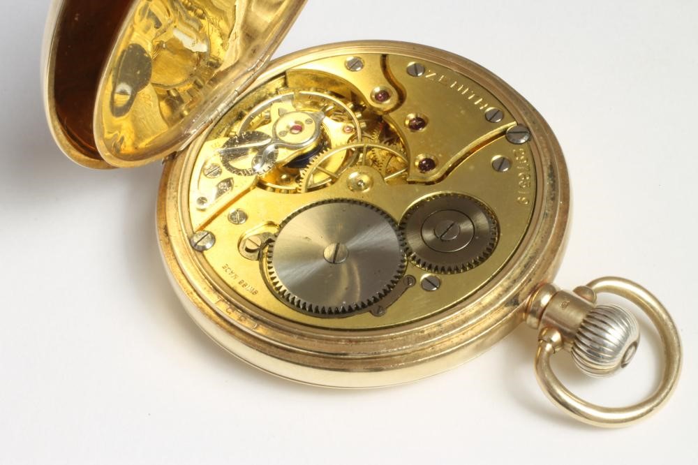 A 9CT GOLD TOP WIND HUNTER POCKET WATCH Image
