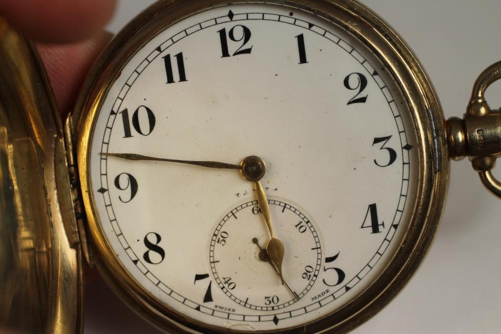 A 9CT GOLD TOP WIND HUNTER POCKET WATCH Image