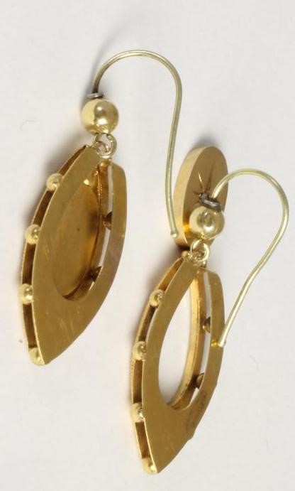 A PAIR OF VICTORIAN GOLD PENDANT EARRINGS Image