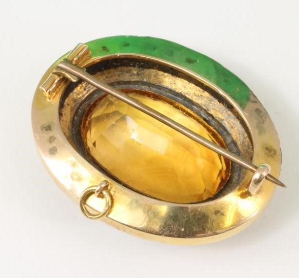 A VICTORIAN OVAL BROOCH Image