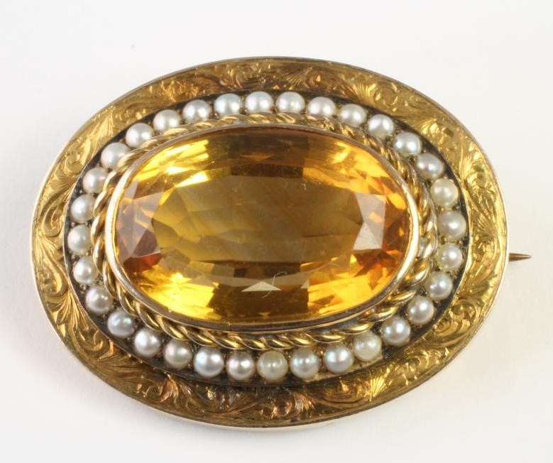 A VICTORIAN OVAL BROOCH Image