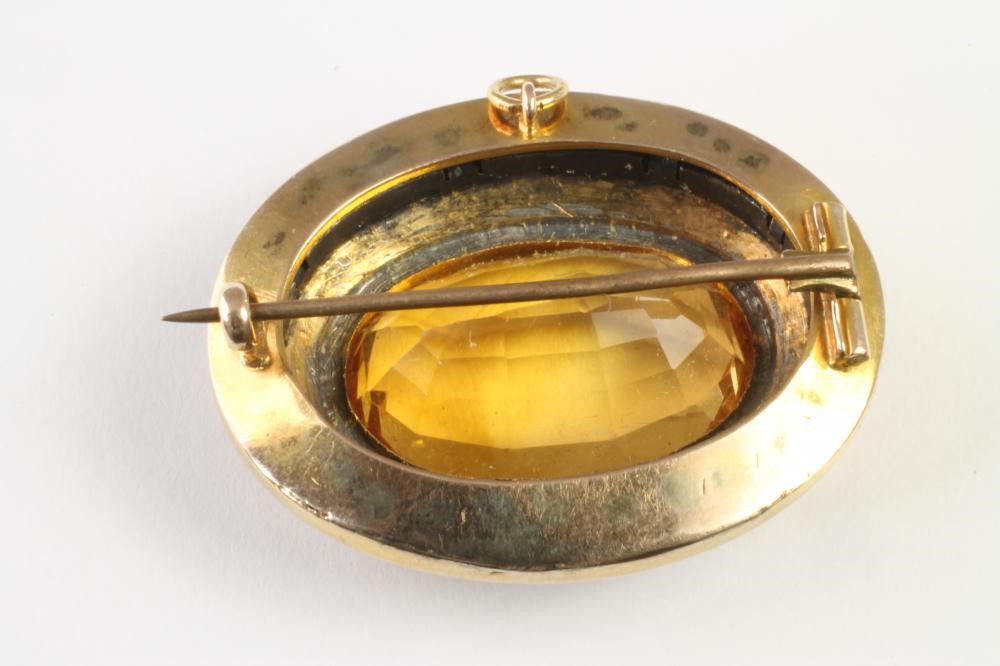 A VICTORIAN OVAL BROOCH Image