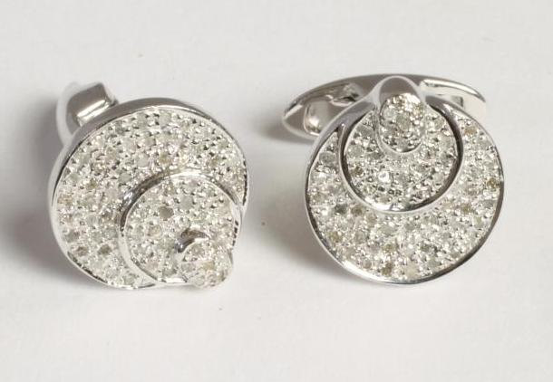 A PAIR OF DIAMOND CUFFLINKS Image