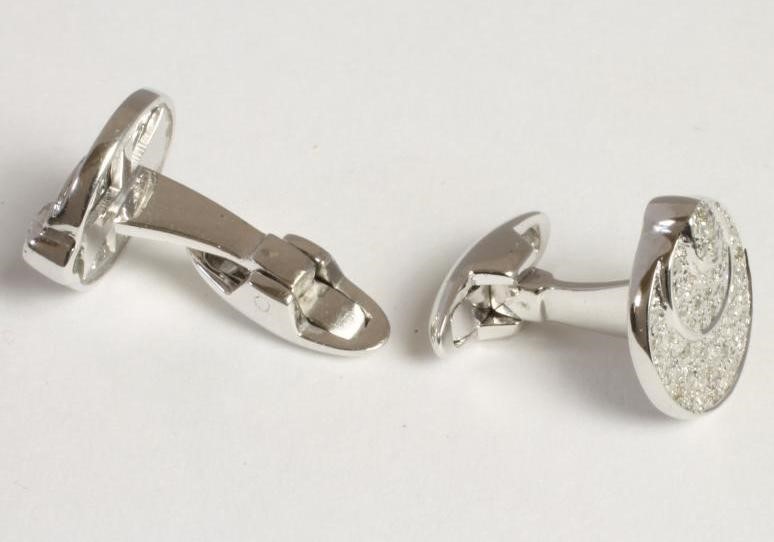 A PAIR OF DIAMOND CUFFLINKS Image