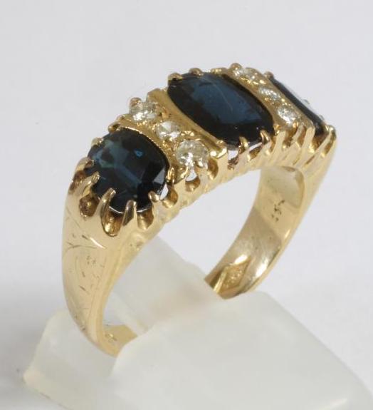 A THREE STONE SAPPHIRE RING Image