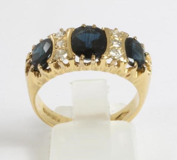 A THREE STONE SAPPHIRE RING Image