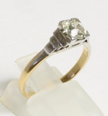 A SOLITAIRE DIAMOND RING Image