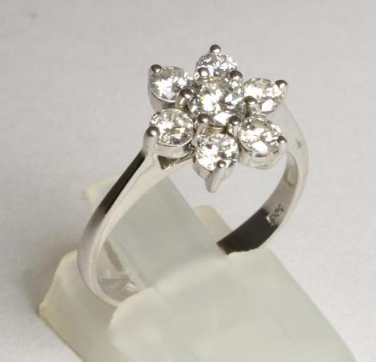 A DIAMOND FLOWER CLUSTER RING Image