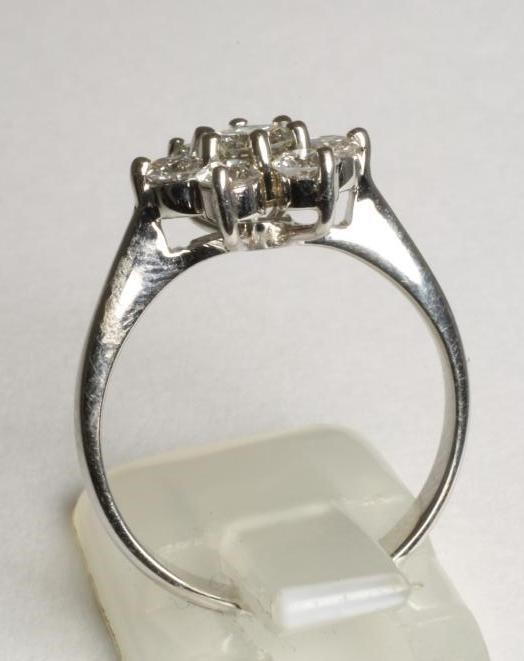 A DIAMOND FLOWER CLUSTER RING Image