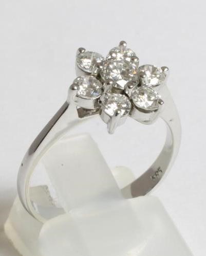 A DIAMOND FLOWER CLUSTER RING Image