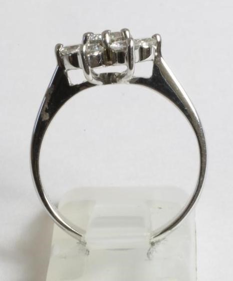 A DIAMOND FLOWER CLUSTER RING Image