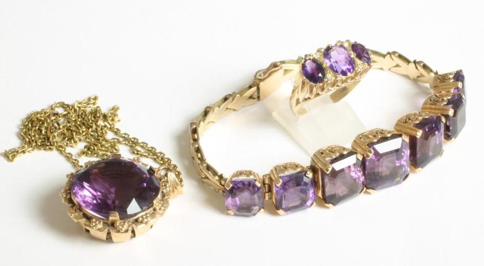 A MATCHED AMETHYST SUITE comprising "V" link bracelet claw set with seven graduated cushion cut Image