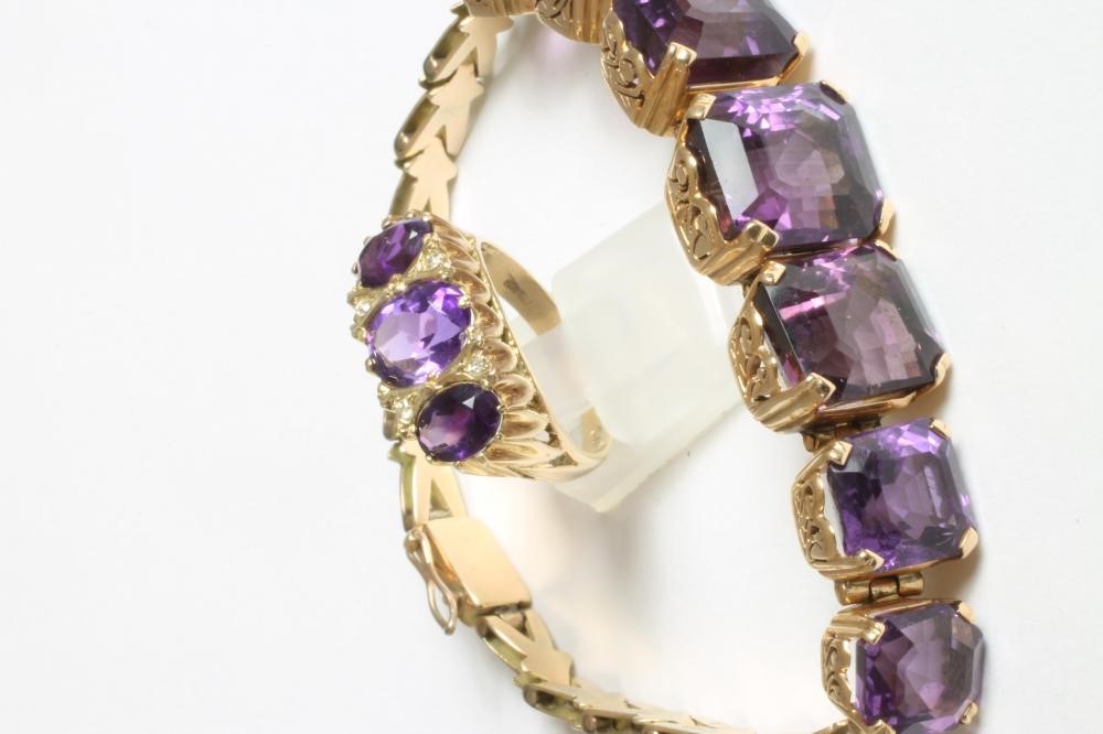 A MATCHED AMETHYST SUITE comprising "V" link bracelet claw set with seven graduated cushion cut Image