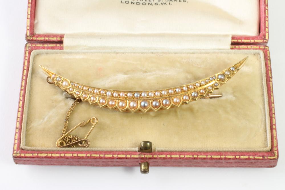 AN 18CT GOLD CRESCENT BROOCH Image