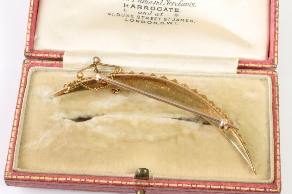 AN 18CT GOLD CRESCENT BROOCH Image