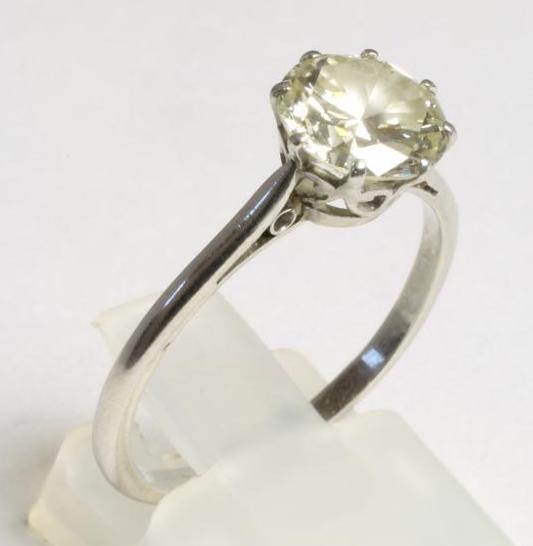 A SOLITAIRE DIAMOND RING Image