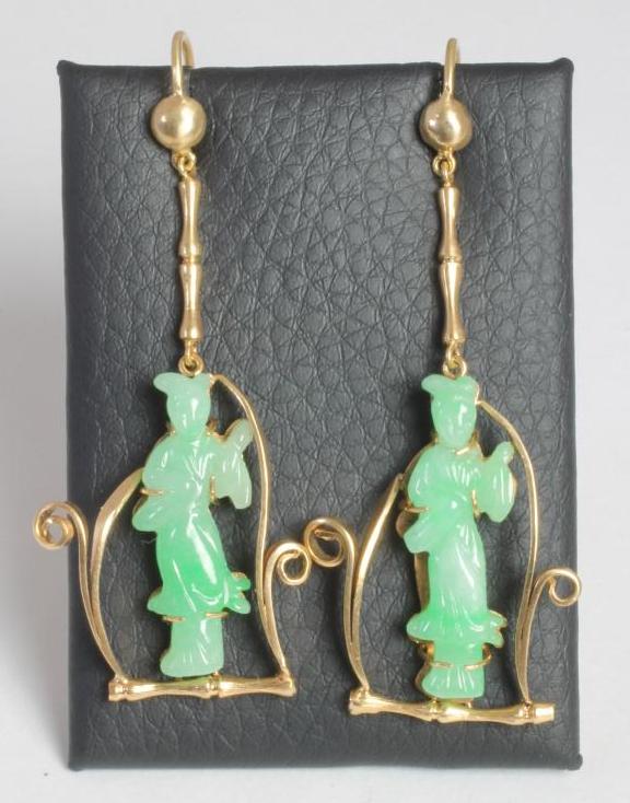 A PAIR OF JADEITE PENDANT EARRINGS Image