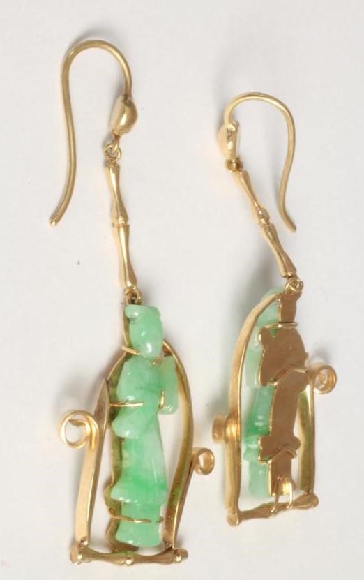 A PAIR OF JADEITE PENDANT EARRINGS Image