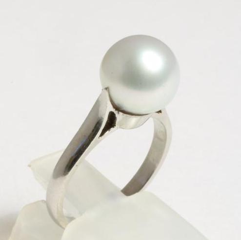A SOLITAIRE PEARL DRESS RING Image