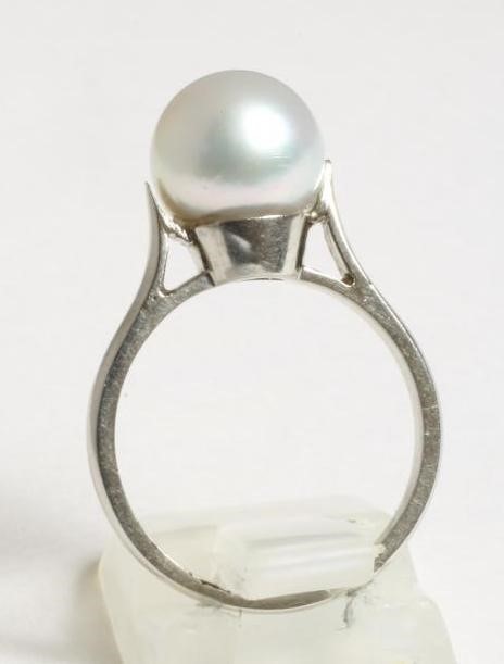 A SOLITAIRE PEARL DRESS RING Image