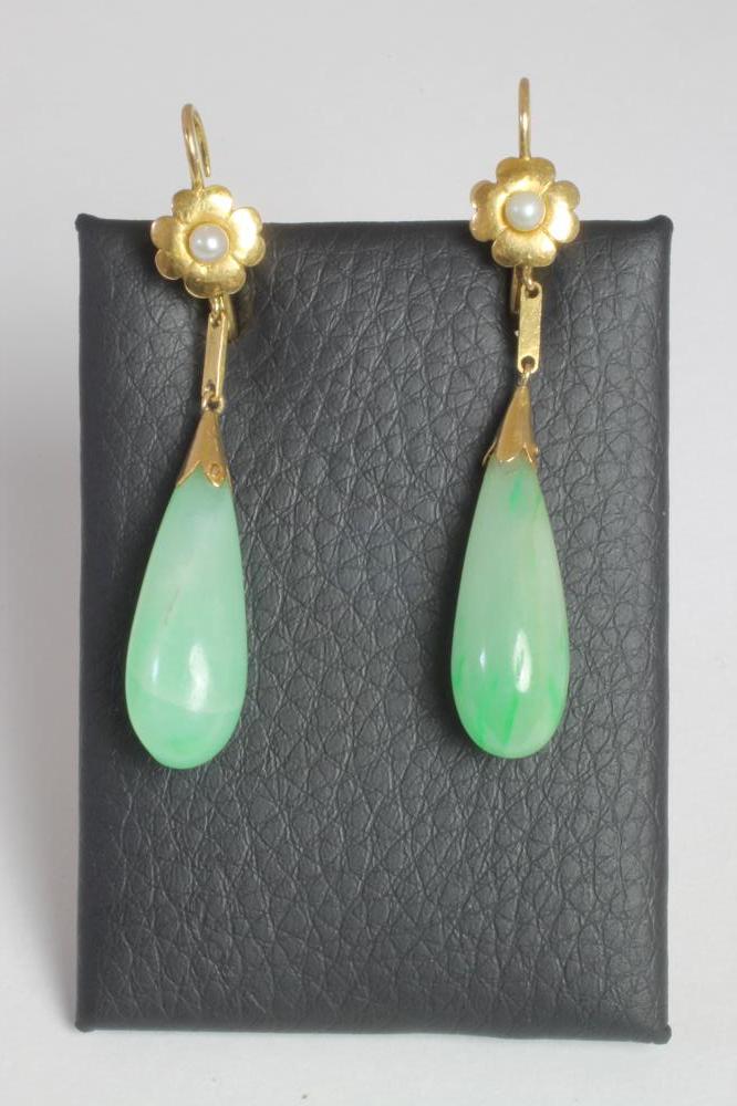 A PAIR OF JADE PENDANT EARRINGS Image
