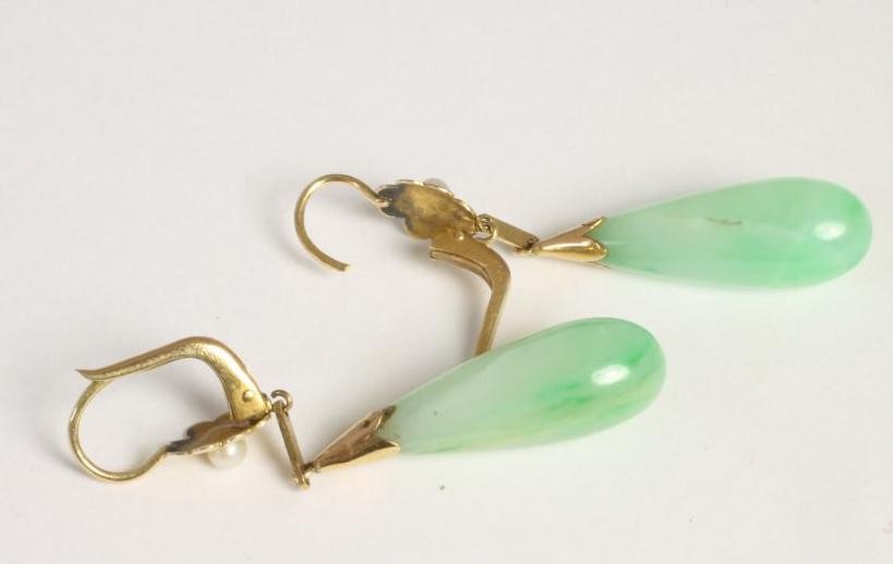 A PAIR OF JADE PENDANT EARRINGS Image