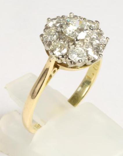 A DIAMOND FLOWERHEAD CLUSTER RING Image