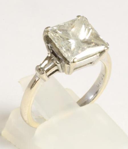 A SOLITAIRE DIAMOND RING Image