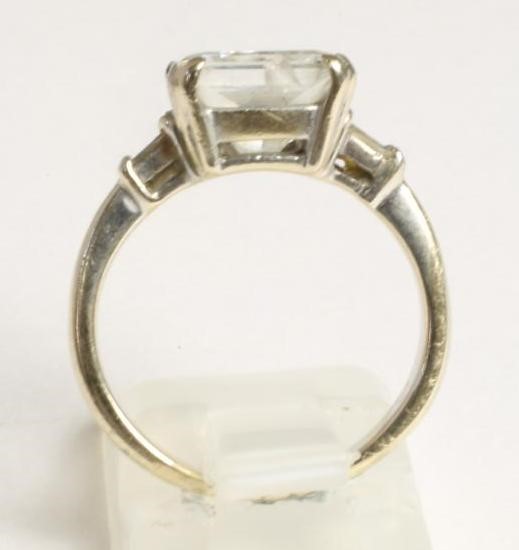 A SOLITAIRE DIAMOND RING Image