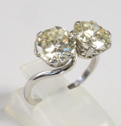 A TWO STONE DIAMOND CROSSOVER RING Image