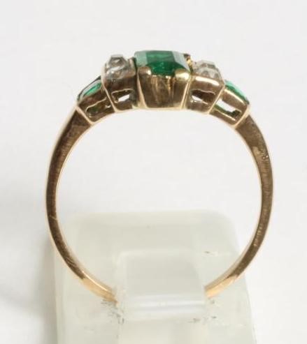 AN EMERALD AND DIAMOND RING Image