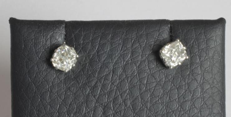 À PAIR OF DIAMOND STUD EARRINGS Image