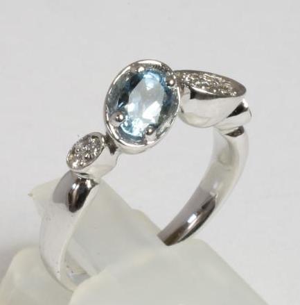 AN AQUAMARINE AND DIAMOND RING Image
