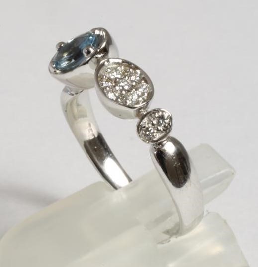 AN AQUAMARINE AND DIAMOND RING Image