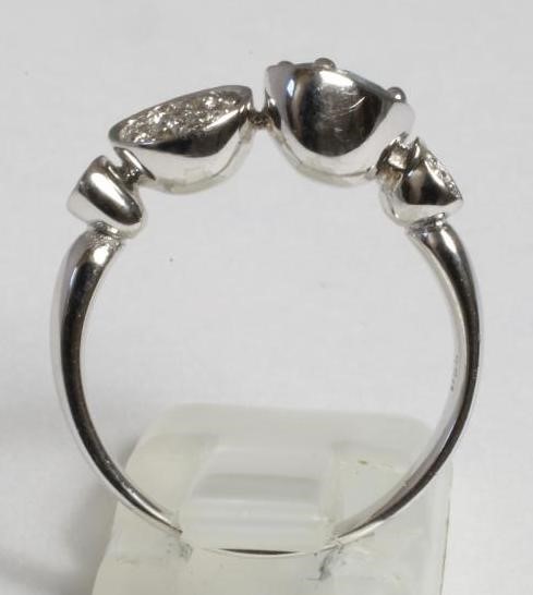 AN AQUAMARINE AND DIAMOND RING Image