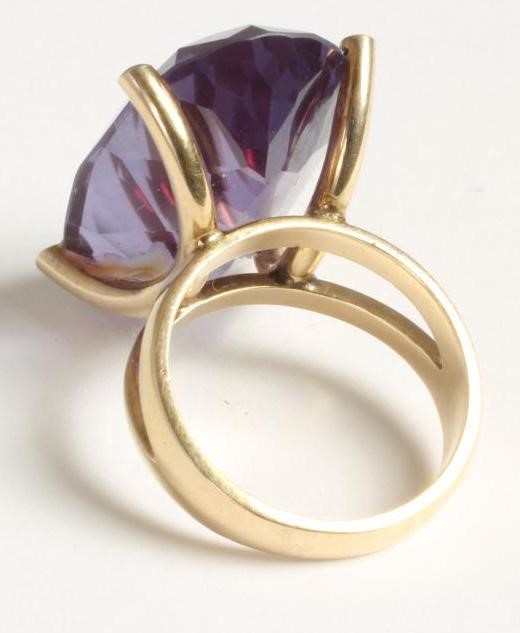 A SYNTHETIC ALEXANDRITE DRESS RING Image