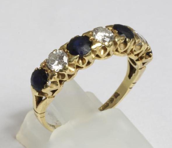 A SAPPHIRE AND DIAMOND RING Image