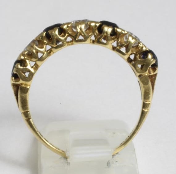 A SAPPHIRE AND DIAMOND RING Image