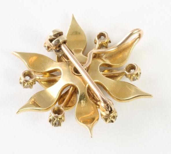 A VICTORIAN PEARL AND DIAMOND SNOWFLAKE BROOCH/PENDANT Image